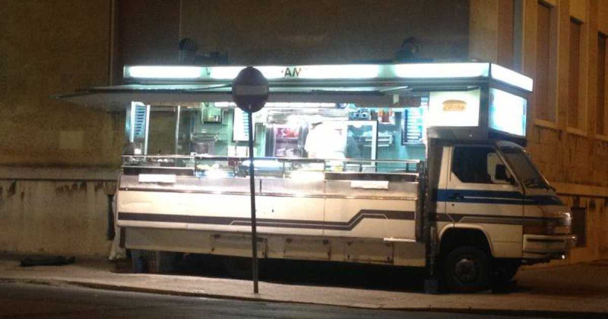 Gli storici ''pane e merda'', istituzione sul lungomare di Bari